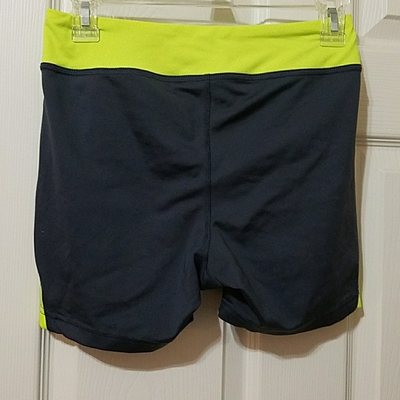 Athletic shorts - Picture 2 of 3